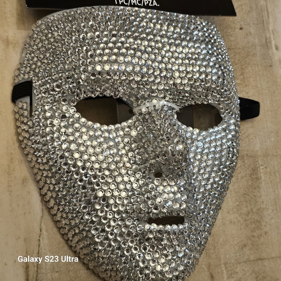 NWT Sparkling Silver Rhinestone Mask - Picture 2 of 6